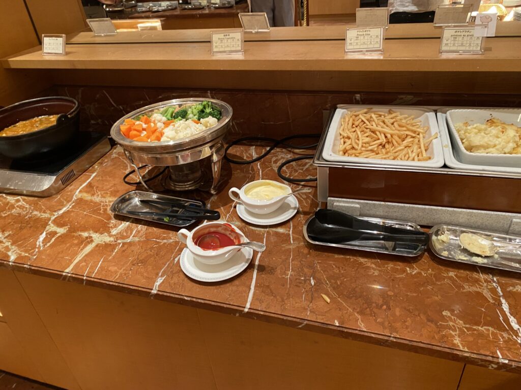 ホテルイースト21の朝バイキング。ポテトや温野菜など1歳児でも食べやすいものもあり