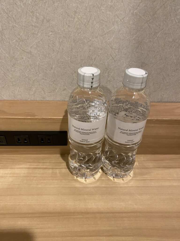 箱根ホテル小涌園の部屋に置いてある水。ペットボトルであるのは嬉しい
