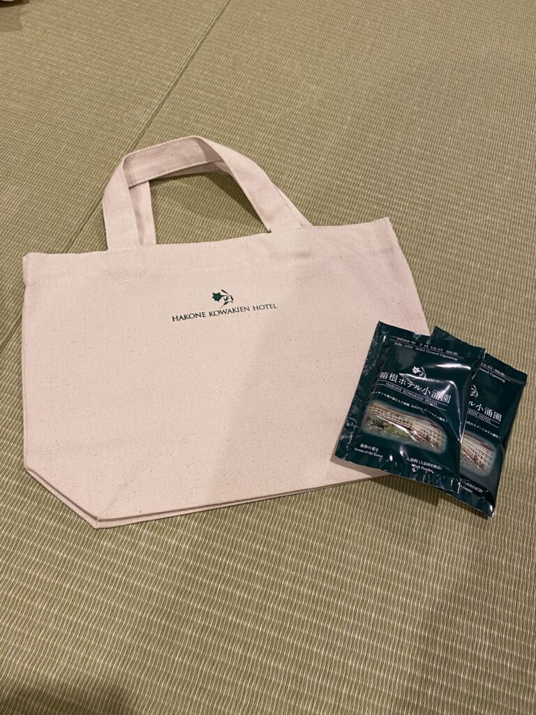 箱根ホテル小涌園のアメニティトートバック。お風呂やレストランに行く際に持ち運び便利