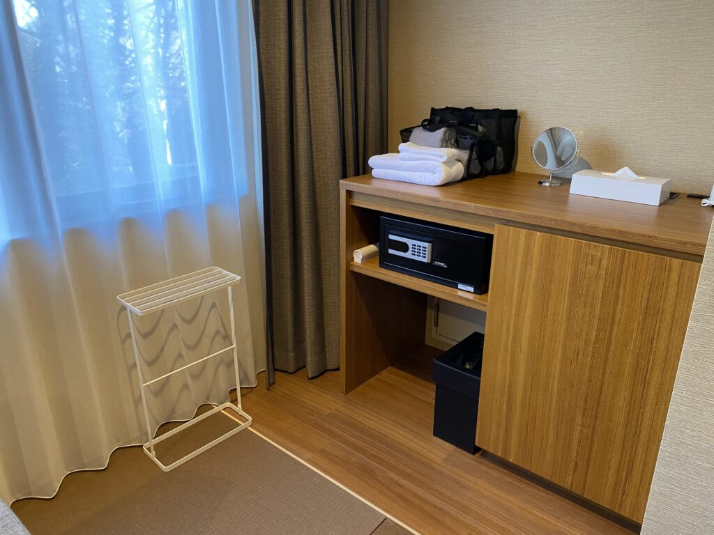 箱根ゆとわのお部屋タオルや金庫が部屋の端っこにある