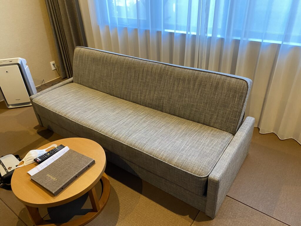 箱根ゆとわの部屋のリビング机も低く、物があまりないので子どもも移動しやすい