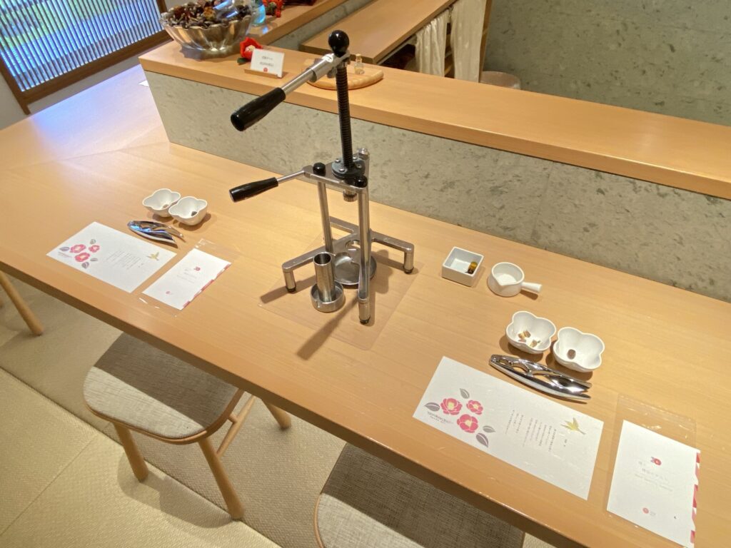 三世代で行った界伊東のご当地体験。ここでは椿のオイル絞り