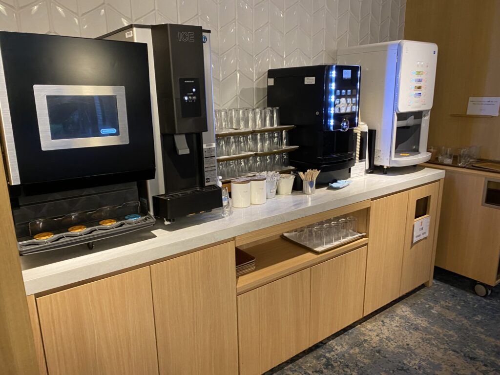 箱根ゆとわの部屋のウェルカムドリンクバー。好きな時間に飲むことが可能