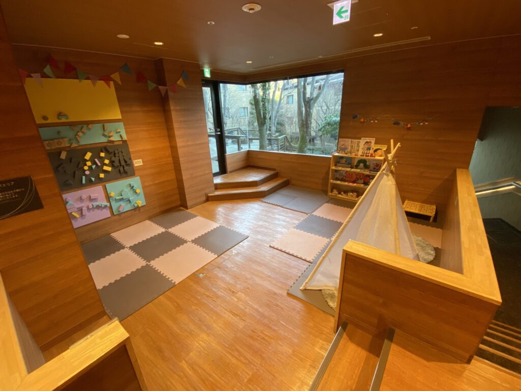 箱根ゆとわのキッズスペース。棚には絵本や積み木など様々なおもちゃが置いてある