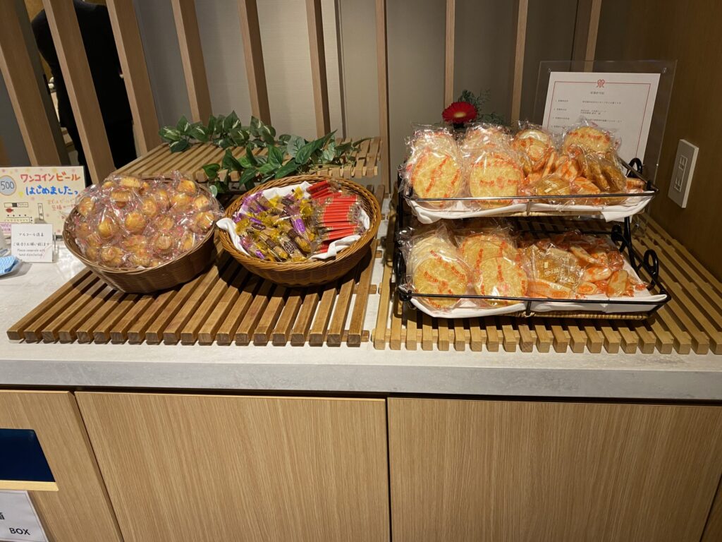 箱根ゆとわの無料で食べられるお菓子。横にはドリンクを取ることができる