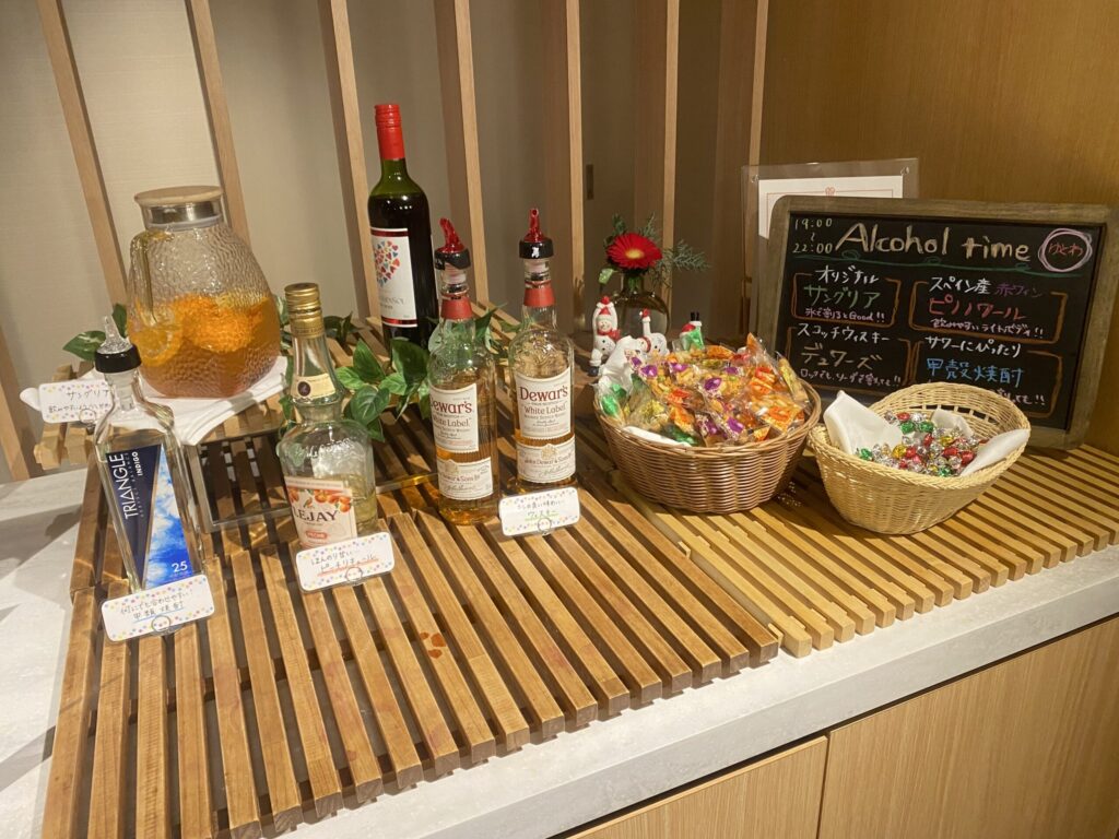 箱根ゆとわの無料で頂けるお酒、お菓子。好きなものを好きなだけ食べることが可能