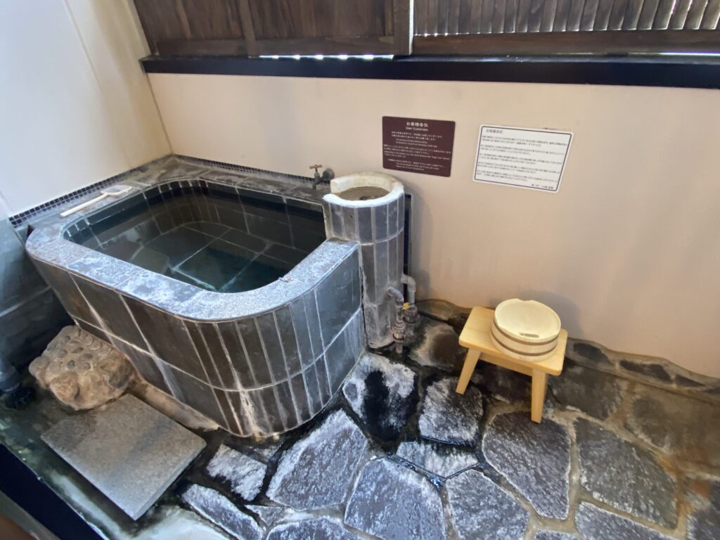 陽だまり 一の湯(旧：一の湯新館)の客室露天風呂。部屋にあるので、子どもを見ながら入浴が可能