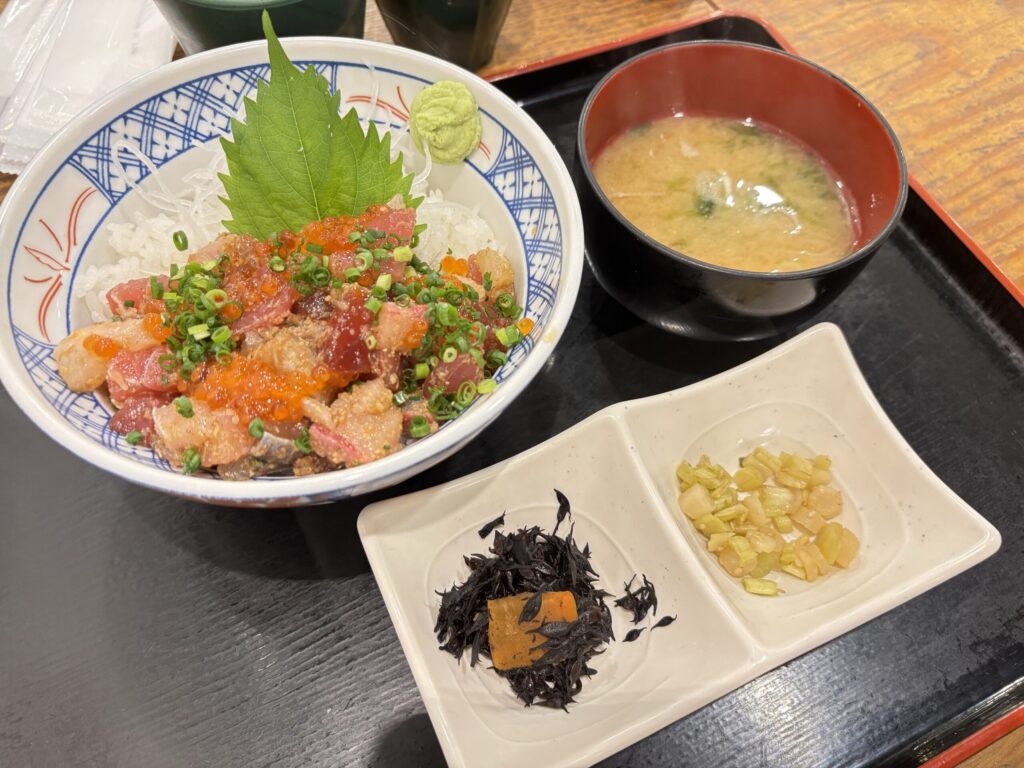 小田原のお魚センター 内の食堂の数量限定の漁師飯。ごま油がおいしい