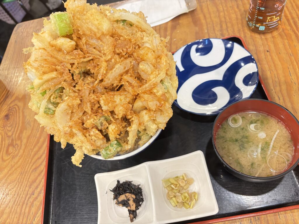 小田原のお魚センター 内にある食堂の巨大かき揚げ