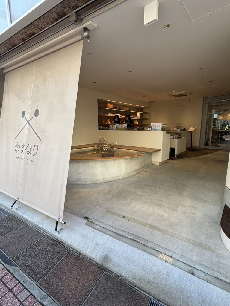 熱海銀座商店街昭和の犬も利用可能の足湯のあるレストラン。カフェ利用も可能