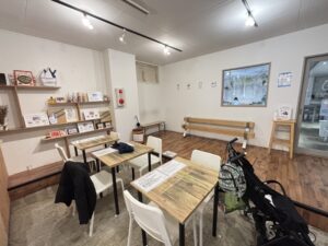 熱海銀座商店街昭和のジェラート屋さんの休憩所。ベビーカーも入る