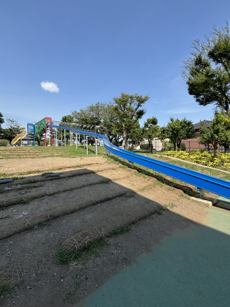 あらかわ遊園内にある、長いローラー滑り台