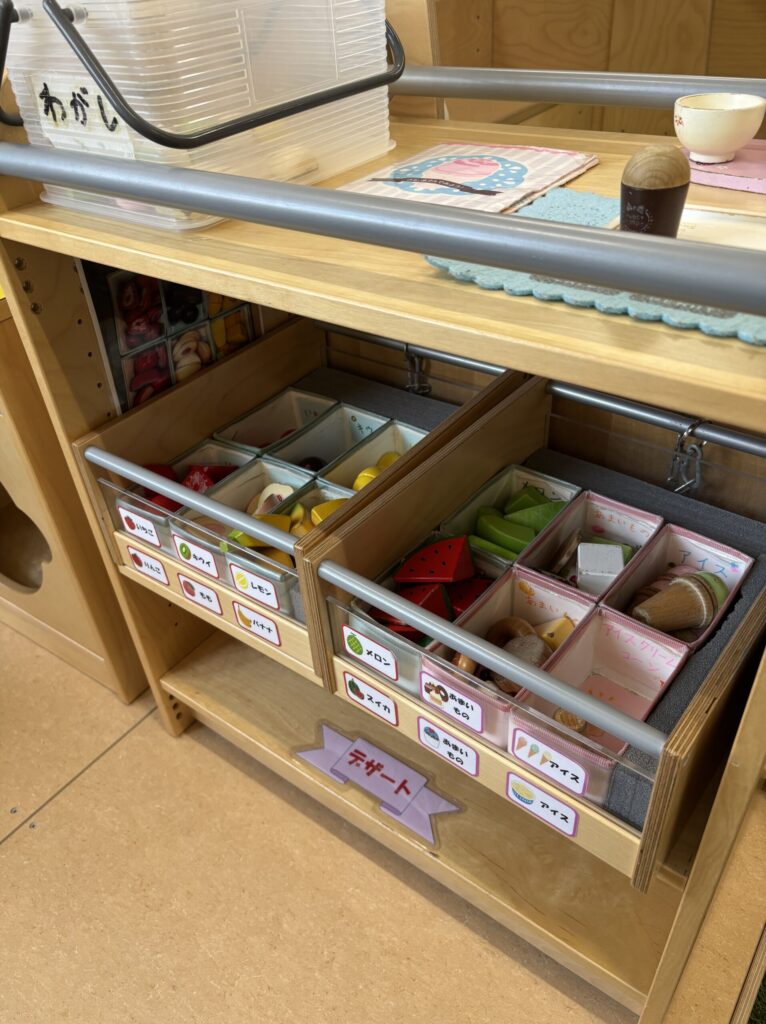 あらかわ遊園内にある、室内遊具のおままごと食べ物コーナー