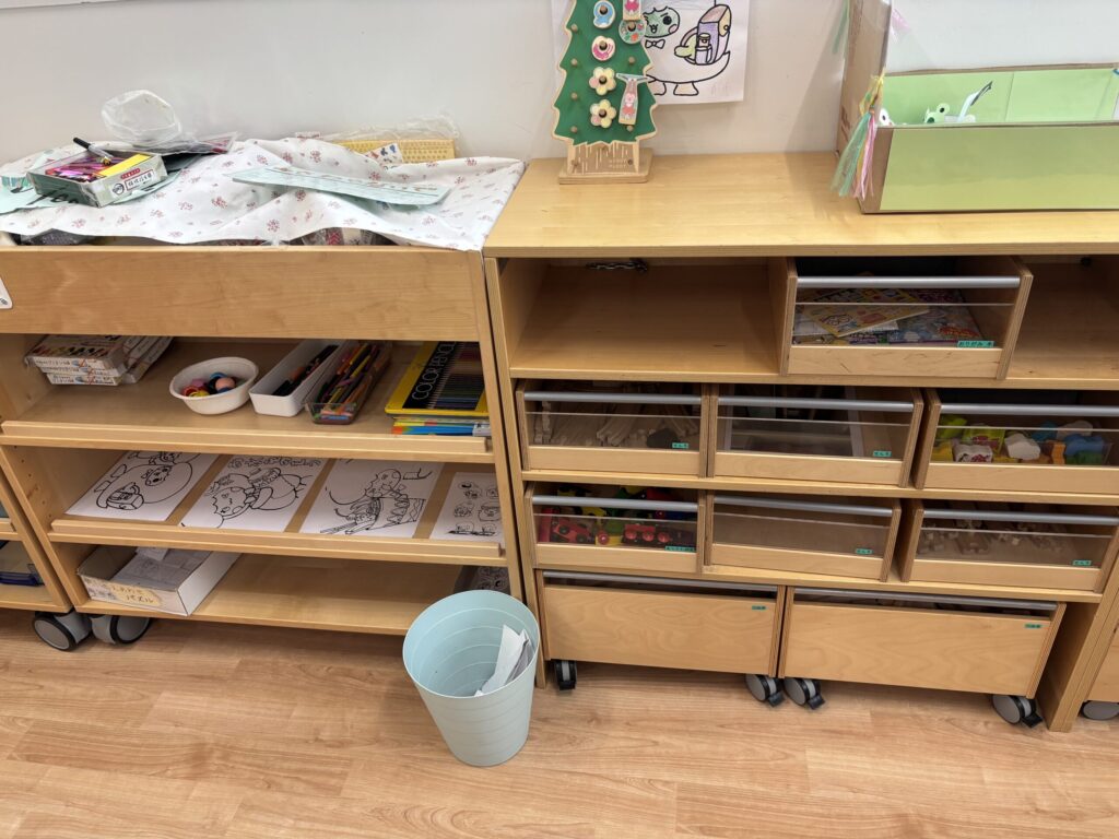 あらかわ遊園内にある、室内遊具のおままごとコーナー