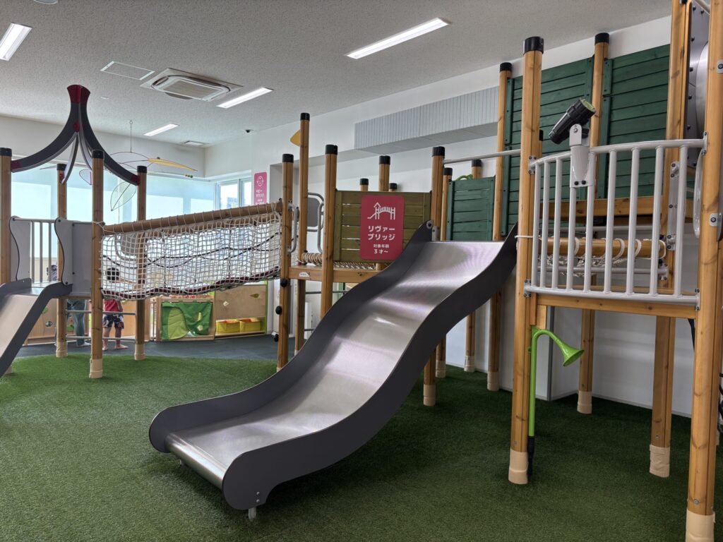 あらかわ遊園内にある、室内遊具の室内滑り台、アスレチック