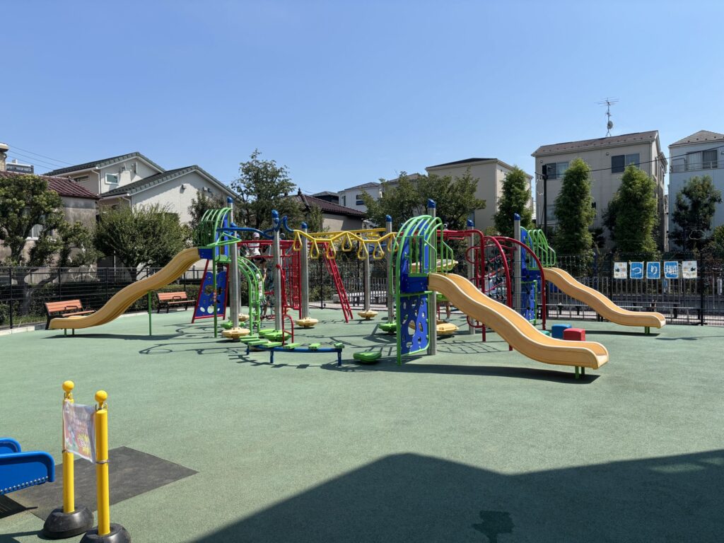 あらかわ遊園内にある、遊具の滑り台、アスレチック