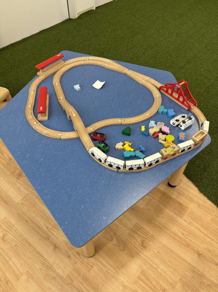あらかわ遊園内にある、室内遊具の車のおもちゃ