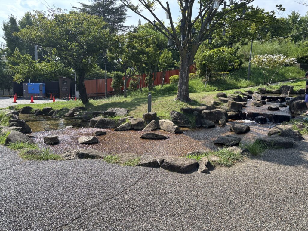 あらかわ遊園内にある水あそび広場。夏場は水遊びが楽しめる
