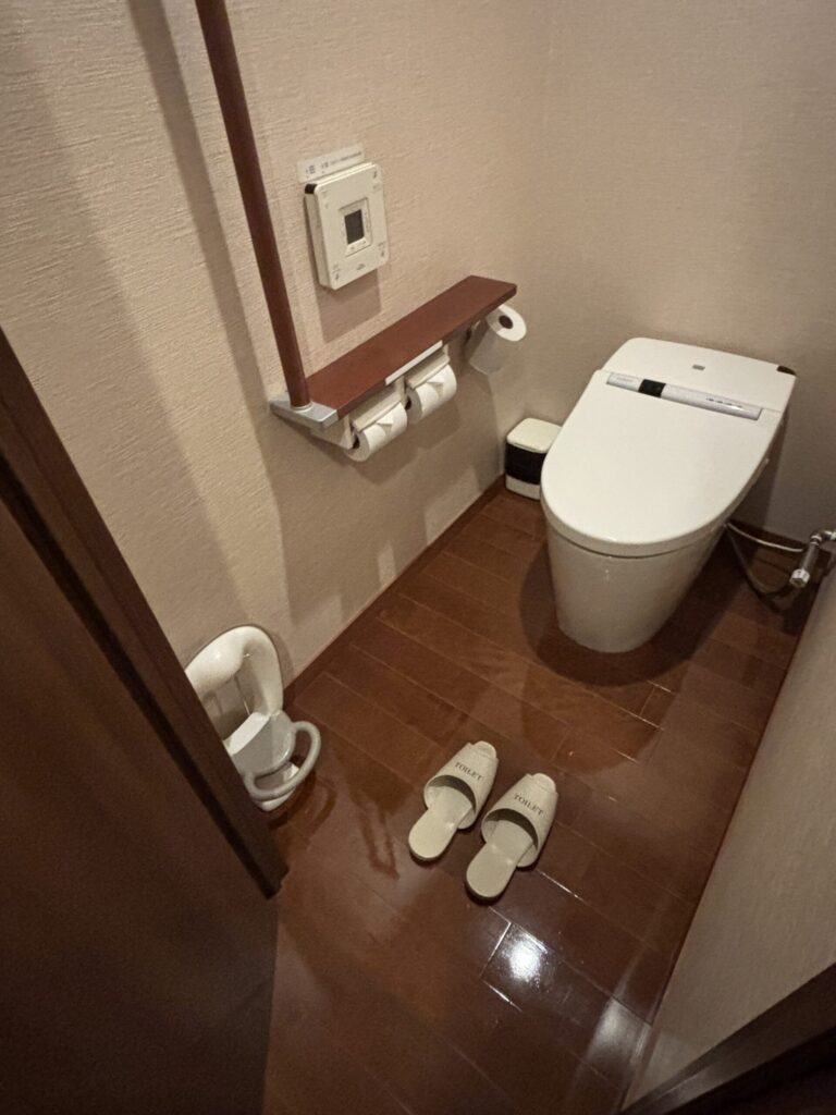 トイレ。ウェルカムキッズ部屋なので元から子ども便座がありました