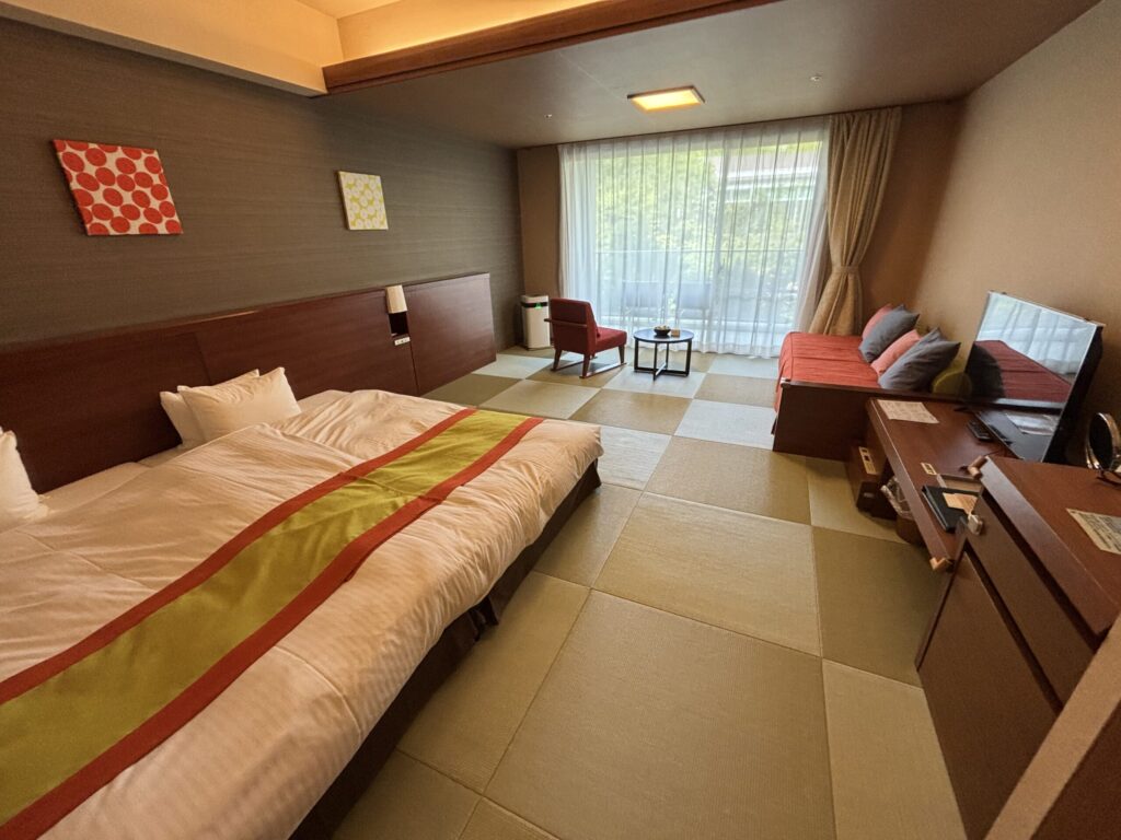 ホテルウェルシーズン浜名湖の客室。畳の部屋で子どもも過ごしやすい