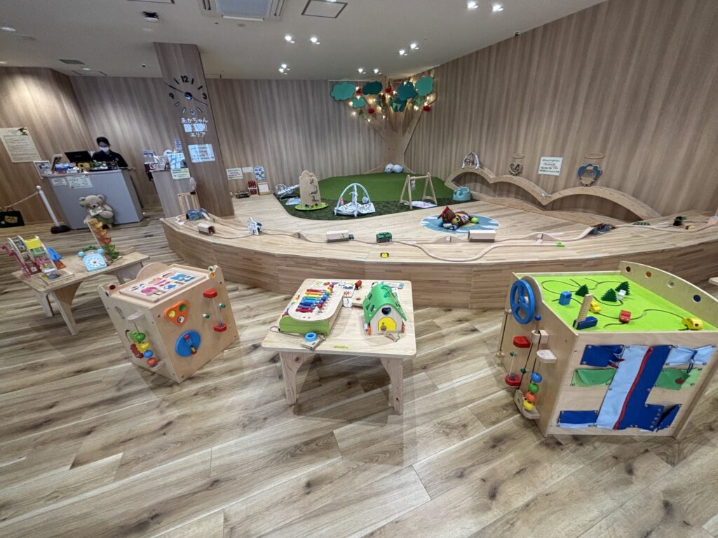 ことっこひろばの中。写真奥は０歳向けの場所で隔離できるのは嬉しいです
