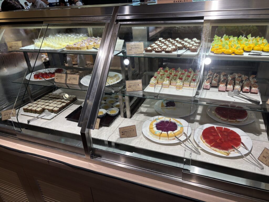 バイキングのデザートケースに入っており、子どもとも見やすかったです