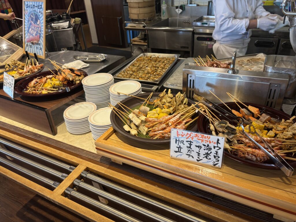 バイキングの食事。目の前で揚げてくれるライブキッチンもありました