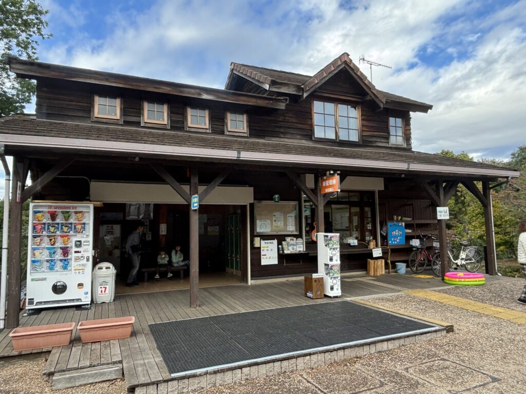 こどもの森わんぱくらんど内の休憩所。おもちゃなどが購入可能