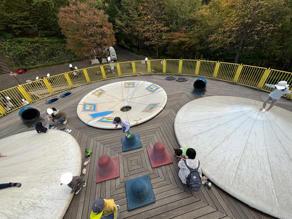 こどもの森わんぱくらんど内の遊び場。靴を脱いで遊ぶ子が多くいる