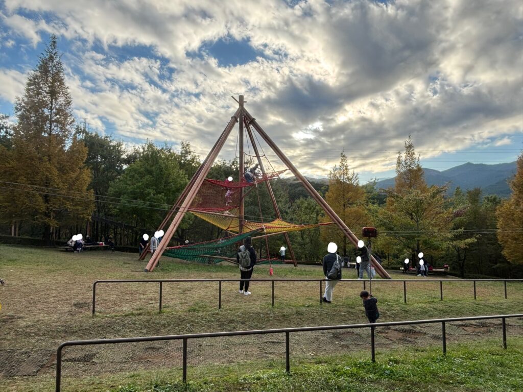 こどもの森わんぱくらんど内の遊び場。ネットの上に上っていけるアスレチックとターザン遊びができる