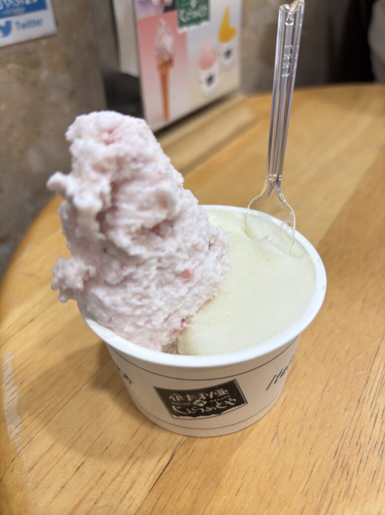 横浜駅で食べられるおすすめ店伊太利亜のじぇらぁとやのイチゴミルクとバナナオレ味