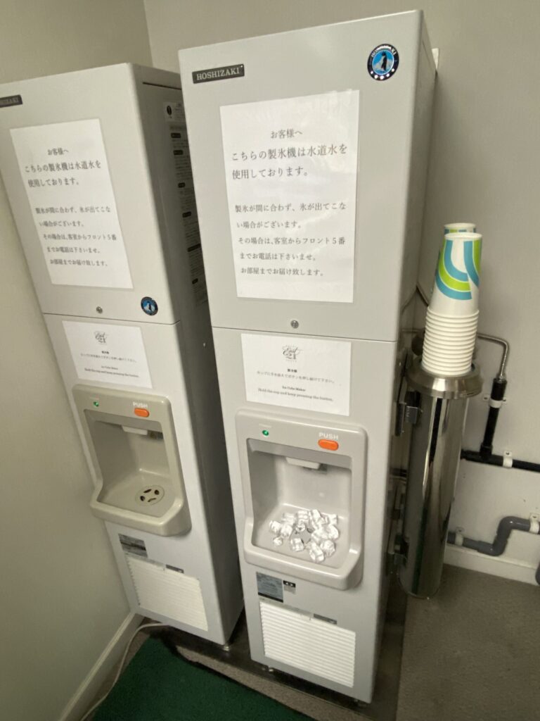 ホテルイースト21の廊下にある給水所、氷ももらえる。無料