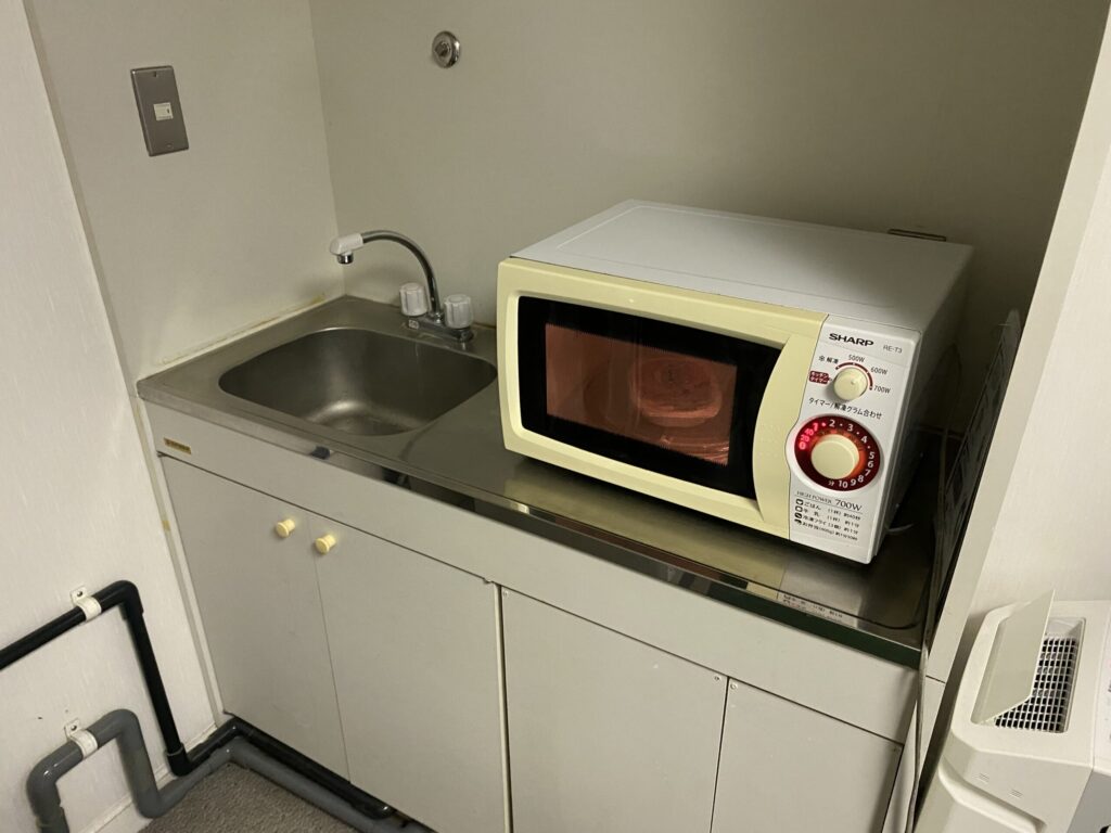 ホテルイースト21の廊下にある共用電子レンジ。水道もある