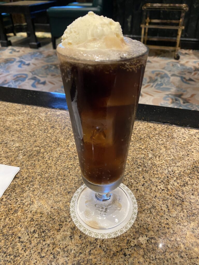 ホテルイースト21のラウンジで頂けるウェルカムドリンク。コーラフロートを注文