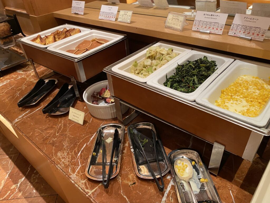 ホテルイースト21の朝バイキング。コーンやパンケーキなど子どもが食べやすい大きさであります