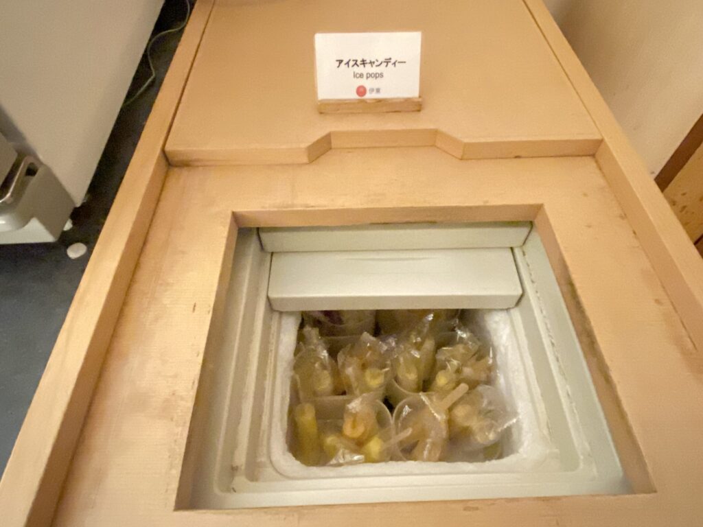 三世代で行った界伊東の大浴場近くの休憩所にあったアイスキャンディー