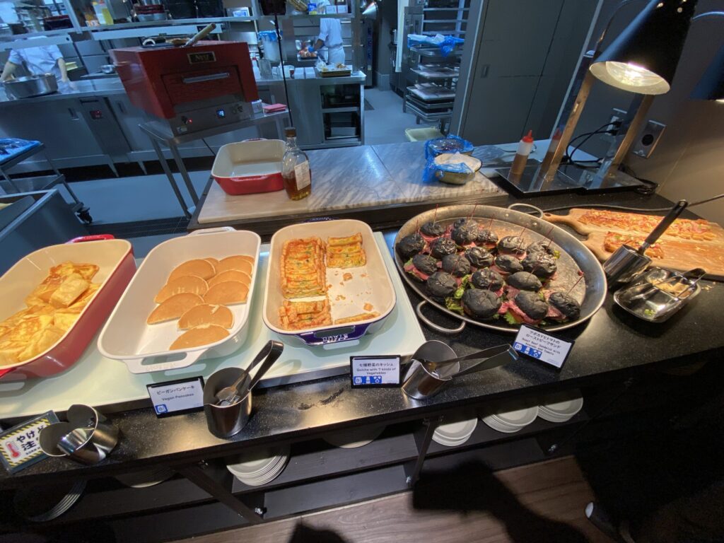 箱根ホテル小涌園の朝食ビュッフェ。ここのおすすめハンバーガーとアップルパイ
