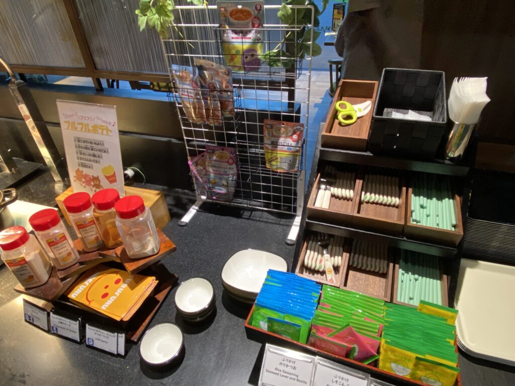 箱根ホテル小涌園のビッフェにある子ども用のカトラリーやはさみ、離乳食がありました