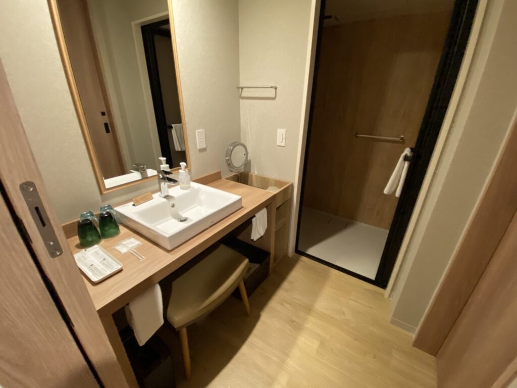 箱根ホテル小涌園の部屋にある洗面台。広くて使いやすい