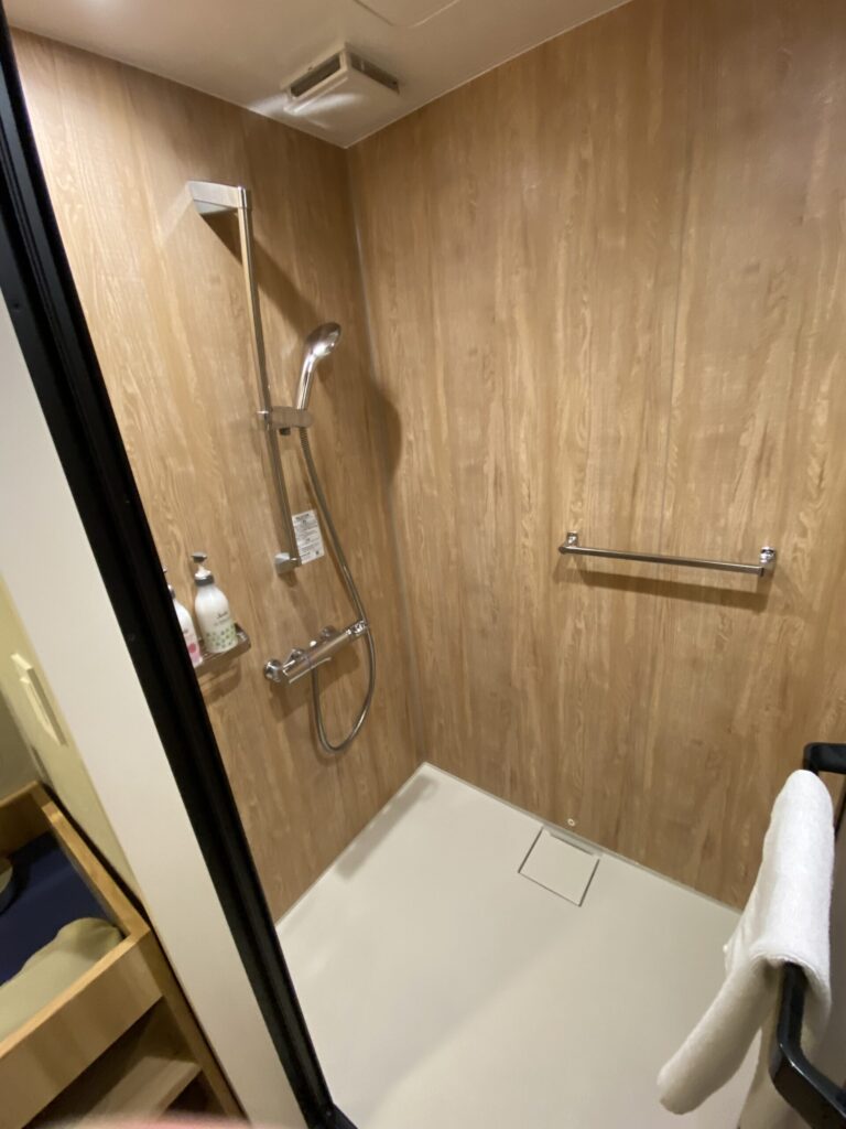 箱根ホテル小涌園の部屋のシャワーこじんまりとしているが、大浴場があるので簡易