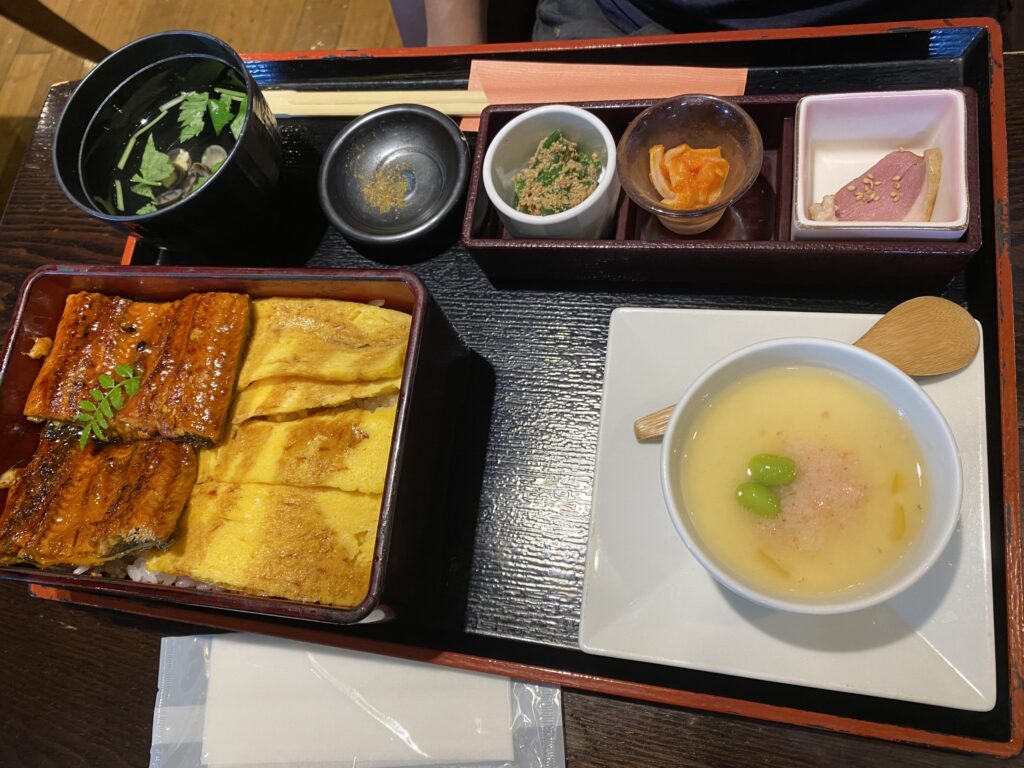 ワールドポーターズのレストランのうな重定食