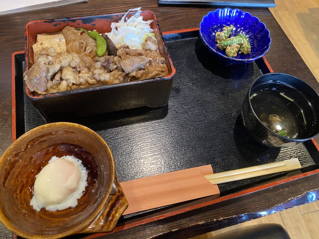 ワールドポーターズのレストランの牛すき焼き御前