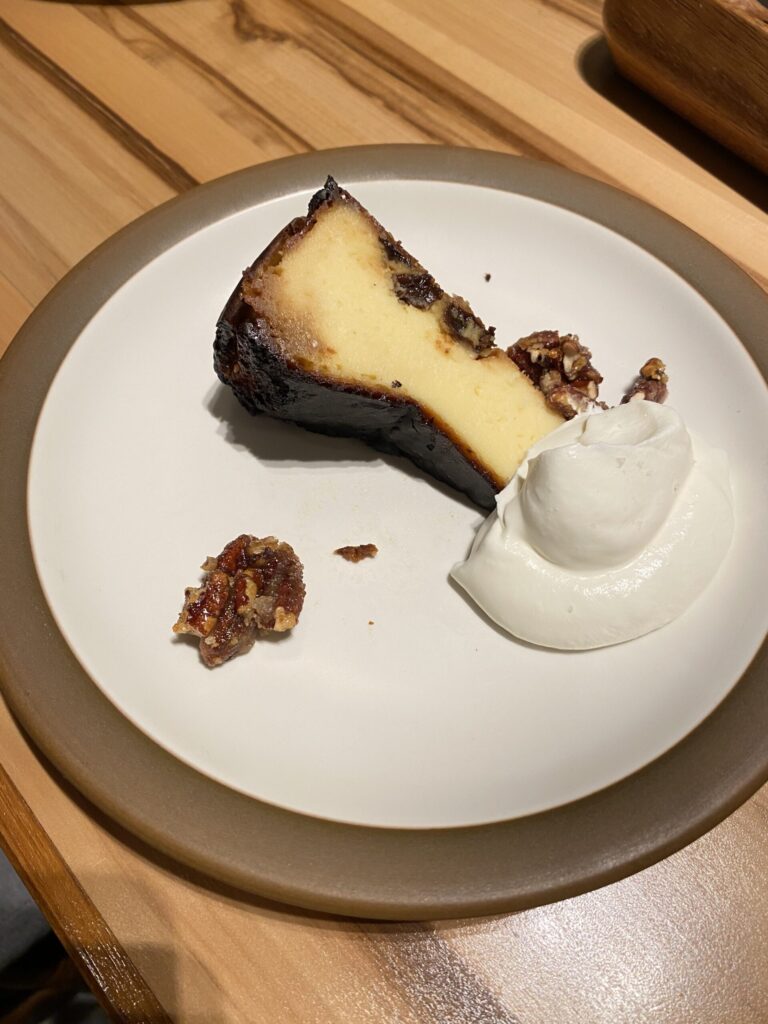 おしゃれなバスクチーズケーキ生クリームとナッツがアクセントで美味しい