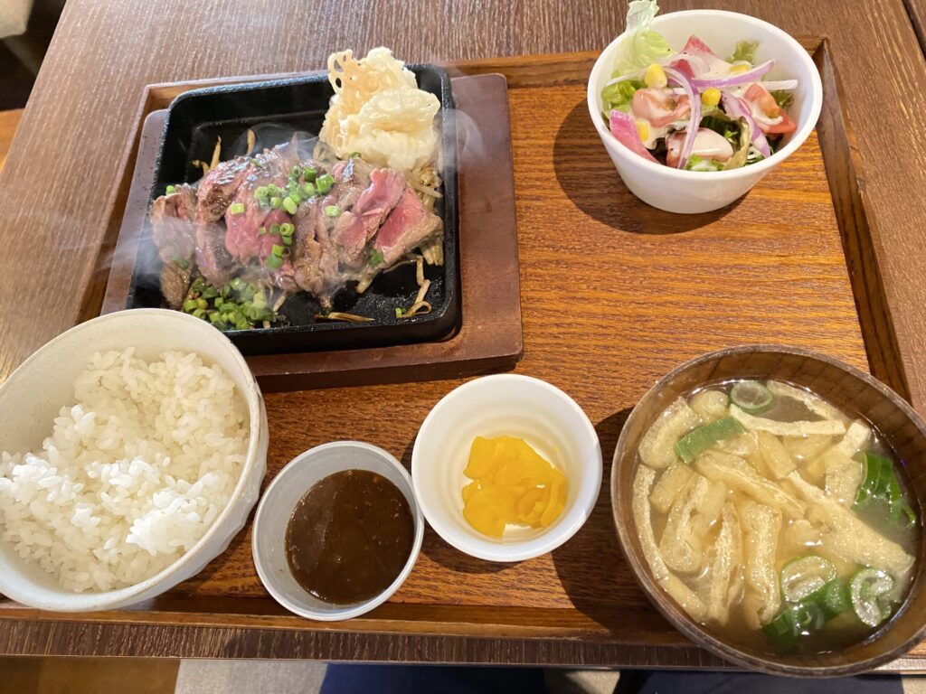 子どもも入りやすいレストランのステーキ定食お肉が柔らかく、ポテサラも食べやすい