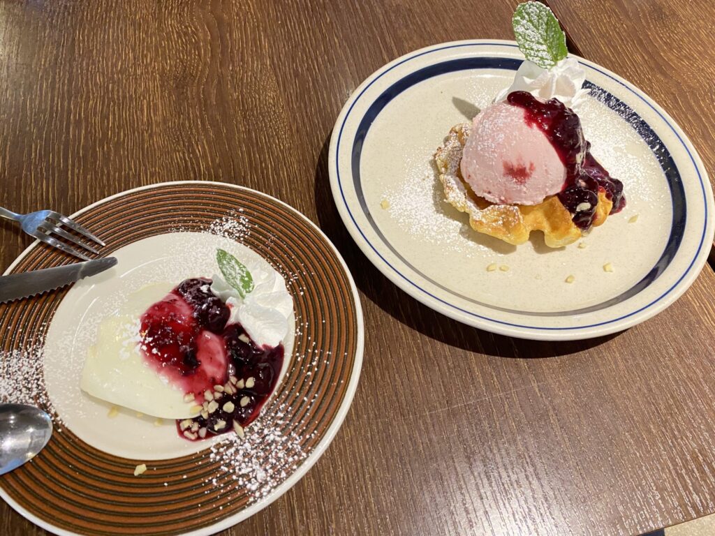 子どもが入りやすいレストランの子どもも食べれるチーズケーキとワッフル