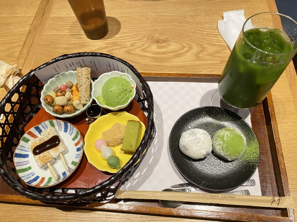 デザートをひとつに選べない人向けの欲張りセット少しずつお店のおすすめが乗っていて美味しかった