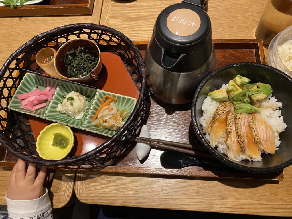 子どもが狙いたくなるほど美味しいサーモン定食お出汁がポットなので危険が少ない