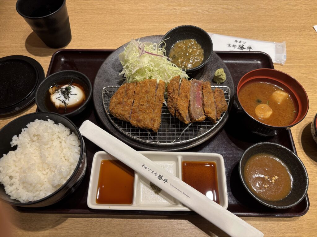 牛カツのお店、勝牛の御前ご飯、味噌汁、キャベツがおかわり無料