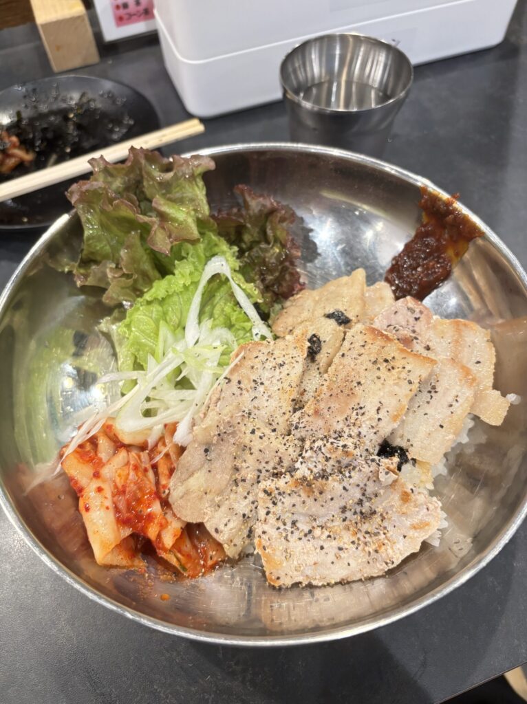 キムチと混ざっていないので、子どもと取り分けができるサムギョプサル丼