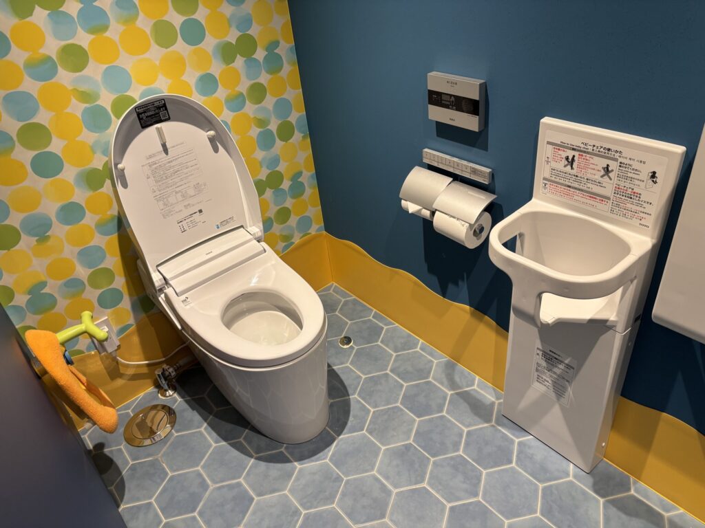 キッズルームやキッズパークがある2階にあるトイレには子ども用の補助便座がありました